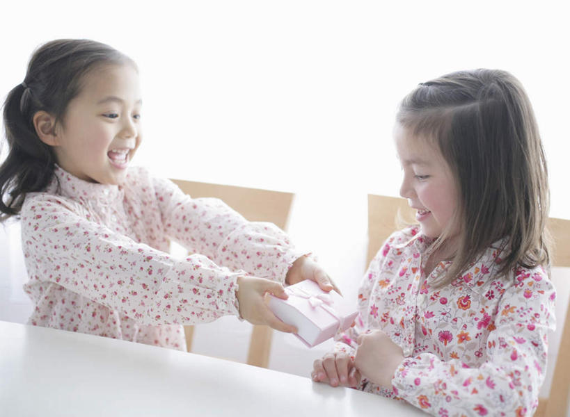 东方人,西方人,儿童,两个人,伙伴,朋友,坐,笑,微笑,露齿笑,横图,室内,白天,正面,友谊,纯洁,餐桌,桌子,礼盒,礼物,椅子,欧洲,欧洲人,亚洲,握,服装,纸盒,木椅,拿,拿着,注视,黄种人,盒子,小孩,衣服,包装盒,礼品盒,观察,看,可爱,童年,童趣,握着,服饰,礼品,餐台,观看,察看,衣着,穿着,关注,童真,烂漫,无邪,衣饰,天真,友情,女孩,女人,女性,白种人,亚洲人,坐着,半身,彩图,女生