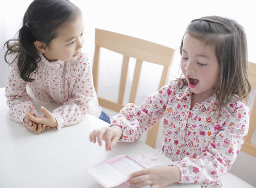 东方人,西方人,儿童,两个人,伙伴,朋友,坐,笑,微笑,露齿笑,横图,俯视,室内,白天,友谊,纯洁,餐桌,桌子,礼盒,礼物,椅子,欧洲,欧洲人,亚洲,握,服装,惊讶,纸盒,木椅,拿,拿着,注视,黄种人,盒子,小孩,衣服,包装盒,礼品盒,观察,看,张嘴,可爱,童年,童趣,握着,服饰,礼品,餐台,观看,惊奇,察看,衣着,穿着,关注,张大嘴巴,童真,烂漫,无邪,诧异,衣饰,天真,友情,女孩,女人,女性,白种人,亚洲人,张开嘴,坐着,半身,彩图,高角度拍摄,女生