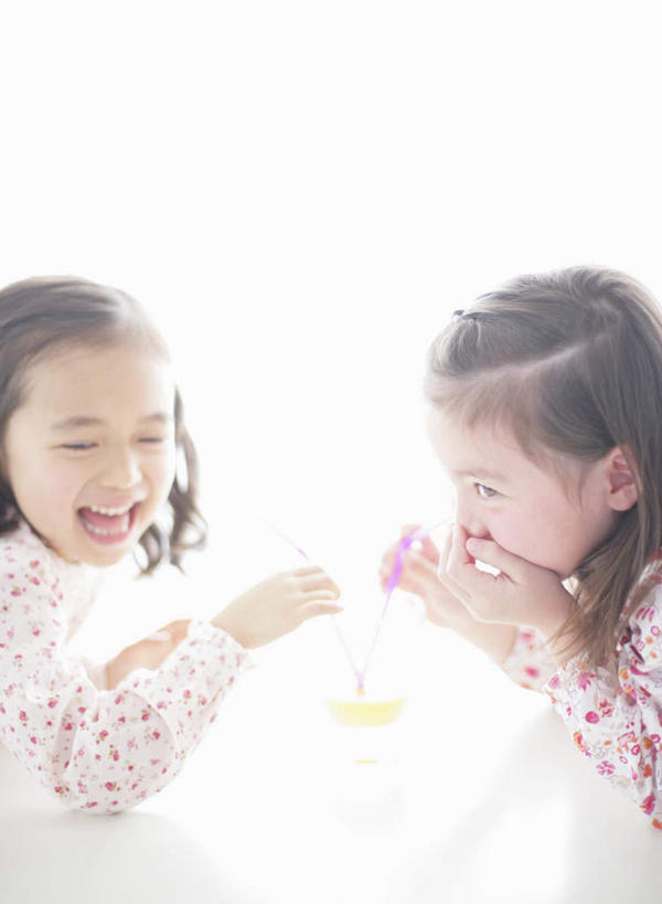 果汁,东方人,西方人,儿童,两个人,伙伴,朋友,笑,微笑,露齿笑,竖图,俯视,室内,白天,友谊,纯洁,柑橘,杯子,欧洲,欧洲人,亚洲,喝,握,服装,塑料,橙汁,饮品,拿,拿着,注视,黄种人,相视,玻璃制品,饮料,小孩,衣服,水杯,塑料制品,吸管,观察,看,趴着,面对面,可爱,童年,童趣,握着,服饰,观看,对视,察看,空心,互视,衣着,穿着,关注,可口,相对,童真,烂漫,无邪,相看,饮管,衣饰,适口,天真,友情,女孩,女人,女性,白种人,亚洲人,玻璃杯,橘子,桔子,橙子,橙,趴,半身,彩图,高角度拍摄,女生,圆柱状