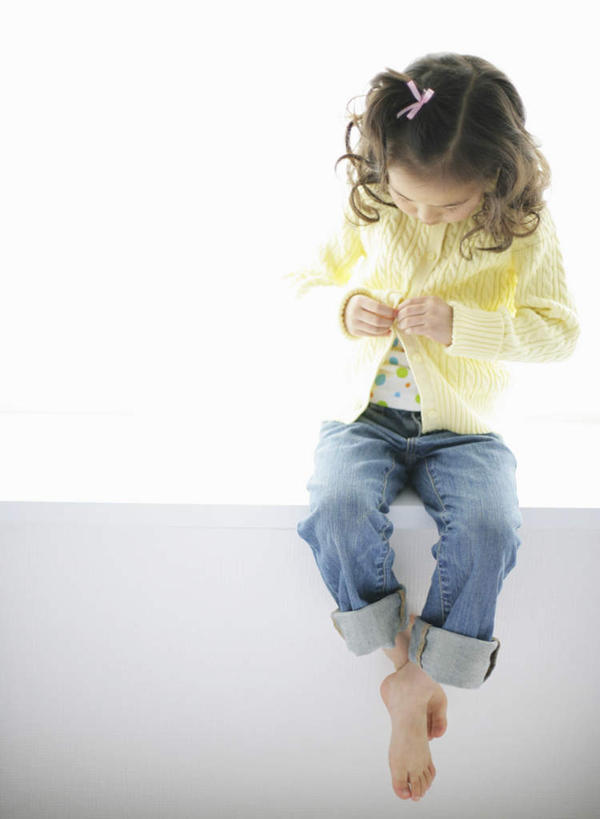 东方人,儿童,一个人,坐,竖图,室内,白天,正面,纯洁,窗户,亚洲,仅一个女性,仅一个人,握,服装,裤子,墙,拿,拿着,注视,牛仔裤,黄种人,玻璃窗,墙壁,墙面,小孩,衣服,黄色,低头,观察,看,仅一个小孩,可爱,童年,童趣,握着,服饰,观看,察看,衣着,穿着,关注,童真,烂漫,无邪,垂头,衣饰,天真,女孩,女人,女性,亚洲人,孩子,坐着,彩图,全身,女生