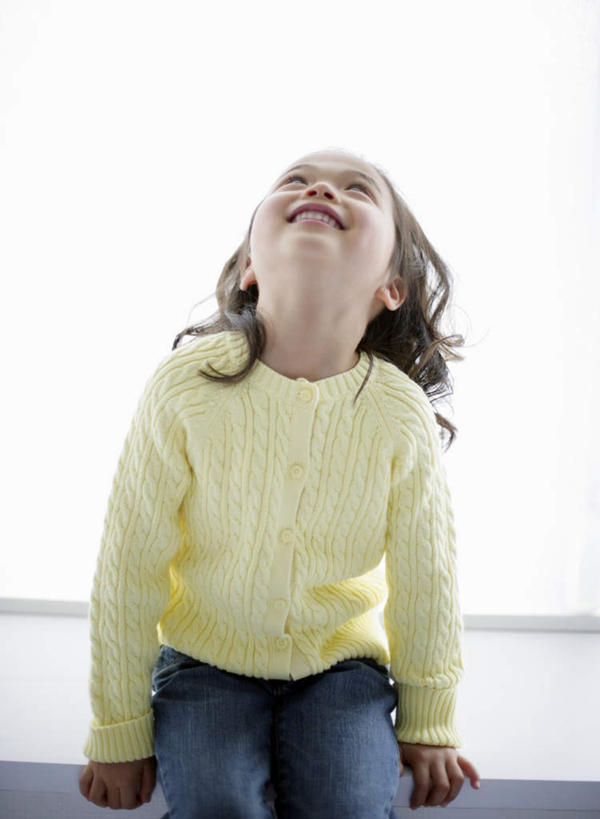 东方人,儿童,一个人,坐,笑,微笑,露齿笑,竖图,室内,白天,正面,纯洁,窗户,亚洲,仅一个女性,仅一个人,撑,服装,裤子,墙,注视,牛仔裤,黄种人,玻璃窗,墙壁,墙面,小孩,衣服,黄色,观察,看,仅一个小孩,可爱,童年,童趣,服饰,观看,察看,撑着,衣着,穿着,关注,童真,烂漫,无邪,衣饰,天真,女孩,女人,女性,亚洲人,孩子,抬头,仰头,坐着,半身,彩图,女生