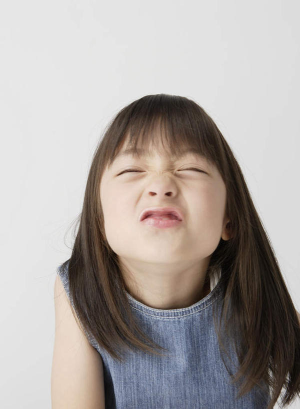 东方人,儿童,脸,头,嘴,脸颊,一个人,闭眼,竖图,室内,特写,白天,正面,纯洁,亚洲,仅一个女性,仅一个人,灰色背景,服装,棕色,休闲装,黄种人,肩膀,小孩,衣服,嘟嘴,仅一个小孩,休闲,休闲服,撅嘴,可爱,童年,童趣,摄影,服饰,影棚,童真,烂漫,无邪,天真,女孩,女人,女性,亚洲人,孩子,头部,长发,直发,脸部,脸蛋,面部,嘴巴,嘴唇,闭眼睛,闭着眼,闭着眼睛,半身,彩图,影棚拍摄,拍摄,女生