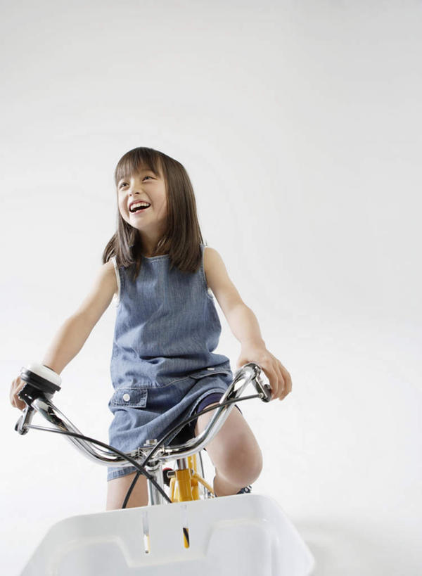 东方人,儿童,一个人,坐,笑,微笑,露齿笑,竖图,室内,白天,仰视,纯洁,自行车,亚洲,仅一个女性,仅一个人,一辆,握,灰色背景,服装,注视,休闲装,黄种人,车,脚踏车,小孩,骑,衣服,交通工具,观察,看,仅一个小孩,骑车,休闲,休闲服,可爱,童年,童趣,握着,摄影,服饰,影棚,观看,察看,关注,载具,童真,烂漫,无邪,天真,女孩,女人,女性,亚洲人,孩子,坐着,半身,彩图,低角度拍摄,影棚拍摄,拍摄,女生