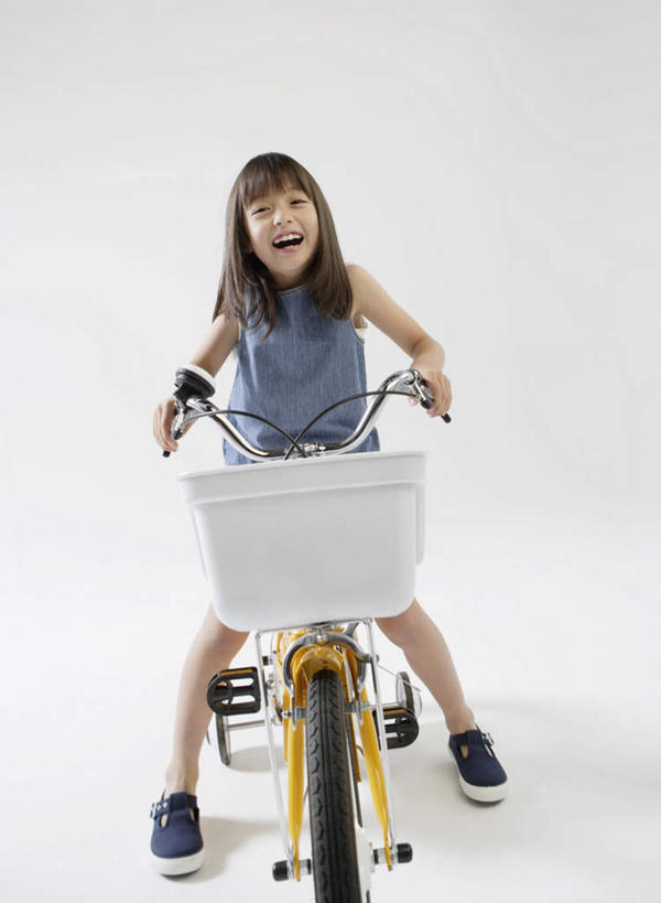 东方人,儿童,一个人,坐,笑,微笑,露齿笑,竖图,室内,白天,正面,纯洁,自行车,亚洲,仅一个女性,仅一个人,一辆,握,灰色背景,服装,注视,休闲装,黄种人,车,脚踏车,小孩,骑,衣服,交通工具,观察,看,仅一个小孩,骑车,休闲,休闲服,可爱,童年,童趣,握着,摄影,服饰,影棚,观看,察看,关注,载具,童真,烂漫,无邪,天真,女孩,女人,女性,亚洲人,孩子,坐着,彩图,全身,影棚拍摄,拍摄,女生