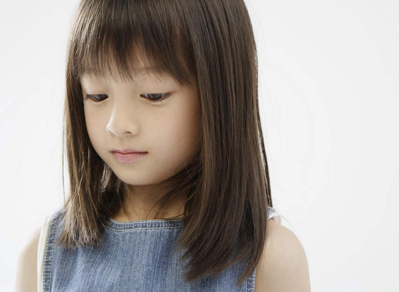 东方人,儿童,脸,头,脸颊,一个人,站,笑,微笑,横图,室内,特写,白天,正面,纯洁,亚洲,仅一个女性,仅一个人,灰色背景,服装,棕色,注视,休闲装,黄种人,肩膀,小孩,衣服,观察,看,站着,仅一个小孩,休闲,休闲服,可爱,童年,童趣,摄影,服饰,影棚,观看,察看,关注,童真,烂漫,无邪,天真,女孩,女人,女性,亚洲人,孩子,头部,长发,直发,脸部,脸蛋,面部,站立,半身,彩图,影棚拍摄,拍摄,女生