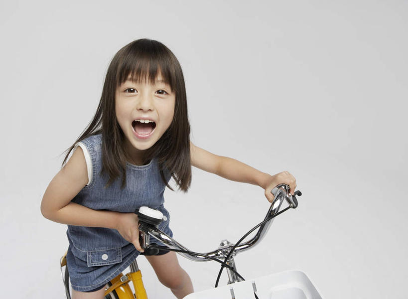 东方人,儿童,一个人,坐,笑,微笑,露齿笑,横图,室内,白天,正面,纯洁,自行车,亚洲,仅一个女性,仅一个人,一辆,握,灰色背景,服装,注视,休闲装,黄种人,车,脚踏车,小孩,骑,衣服,交通工具,观察,看,仅一个小孩,骑车,休闲,休闲服,可爱,童年,童趣,握着,摄影,服饰,影棚,观看,察看,关注,载具,童真,烂漫,无邪,天真,女孩,女人,女性,亚洲人,孩子,坐着,半身,彩图,影棚拍摄,拍摄,女生