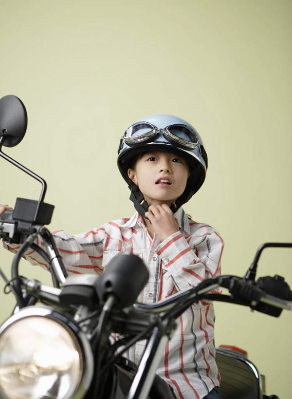 东方人,儿童,一个人,坐,笑,微笑,露齿笑,竖图,室内,白天,正面,纯洁,摩托车,帽子,亚洲,仅一个女性,仅一个人,一辆,握,绿色背景,服装,头盔,拿,拿着,注视,休闲装,黄种人,车,小孩,衣服,安全帽,交通工具,观察,看,仅一个小孩,休闲,休闲服,可爱,童年,童趣,握着,摄影,服饰,影棚,观看,察看,关注,载具,童真,烂漫,无邪,天真,女孩,女人,女性,亚洲人,孩子,坐着,半身,彩图,影棚拍摄,拍摄,女生