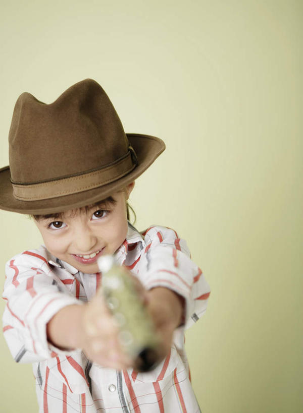 东方人,儿童,一个人,站,笑,微笑,露齿笑,竖图,室内,白天,正面,纯洁,竞争,帽子,亚洲,仅一个女性,仅一个人,一把,对抗,握,绿色背景,服装,朦胧,模糊,冲突,枪支,拿,拿着,注视,休闲装,黄种人,破坏,小孩,衣服,观察,看,站着,仅一个小孩,休闲,休闲服,牛仔帽,武器,可爱,童年,童趣,战争,握着,摄影,服饰,手枪,影棚,观看,损坏,察看,攻击,威胁,对立,关注,矛盾,兵器,防御,枪械,童真,烂漫,无邪,弹夹,敌对,挫败,斗争,抗拒,抗衡,杀伤,威慑,子弹夹,天真,危险,女孩,女人,女性,亚洲人,孩子,站立,半身,彩图,影棚拍摄,拍摄,女生