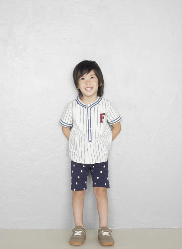 东方人,儿童,一个人,站,笑,微笑,露齿笑,竖图,室内,白天,白色背景,正面,纯洁,亚洲,仅一个男性,仅一个人,服装,注视,休闲装,黄种人,小孩,衣服,观察,看,站着,仅一个小孩,休闲,休闲服,可爱,童年,童趣,摄影,服饰,影棚,观看,察看,关注,童真,烂漫,无邪,背手,天真,男孩,男人,男性,亚洲人,孩子,站立,彩图,全身,影棚拍摄,拍摄,男生