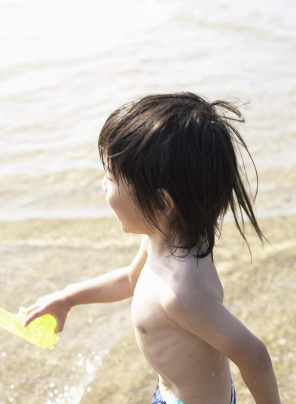 东方人,儿童,一个人,跑,竖图,俯视,室外,白天,锻炼,纯洁,运动,海浪,海洋,亚洲,仅一个男性,仅一个人,阴影,光线,影子,浪花,注视,黄种人,裸露,小孩,阳光,海水,观察,看,仅一个小孩,可爱,童年,童趣,观看,察看,关注,裸,海景,童真,烂漫,无邪,体育,天真,男孩,男人,男性,亚洲人,孩子,大海,风浪,海,海水的波动,近岸浪,涌浪,跑步,半身,彩图,高角度拍摄,健身,男生