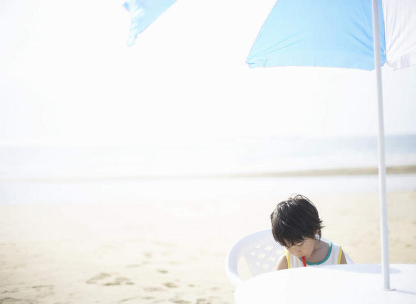 东方人,儿童,一个人,坐,横图,室外,白天,正面,纯洁,海浪,海洋,沙滩,椅子,亚洲,仅一个男性,仅一个人,阴影,服装,光线,伞,沙子,影子,雨伞,遮阳伞,海岸,浪花,沙地,黄种人,阳伞,小孩,衣服,阳光,海水,仅一个小孩,可爱,童年,童趣,服饰,太阳伞,衣着,穿着,海景,童真,烂漫,无邪,衣饰,天真,男孩,男人,男性,亚洲人,孩子,大海,风浪,海,海水的波动,海滩,近岸浪,涌浪,坐着,半身,彩图,男生