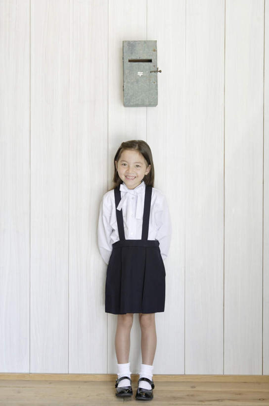 西方人,儿童,一个人,站,竖图,室内,白天,正面,裙子,纯洁,欧洲,欧洲人,仅一个女性,仅一个人,服装,传递,信息,墙,联系,注视,长裙,邮筒,邮箱,墙壁,墙面,小孩,衣服,观察,看,站着,仅一个小孩,可爱,童年,童趣,联络,邮递,通信,服饰,观看,半身裙,察看,衣着,穿着,关注,邮政,童真,烂漫,无邪,背手,衣饰,天真,女孩,女人,女性,白种人,孩子,站立,彩图,全身,女生