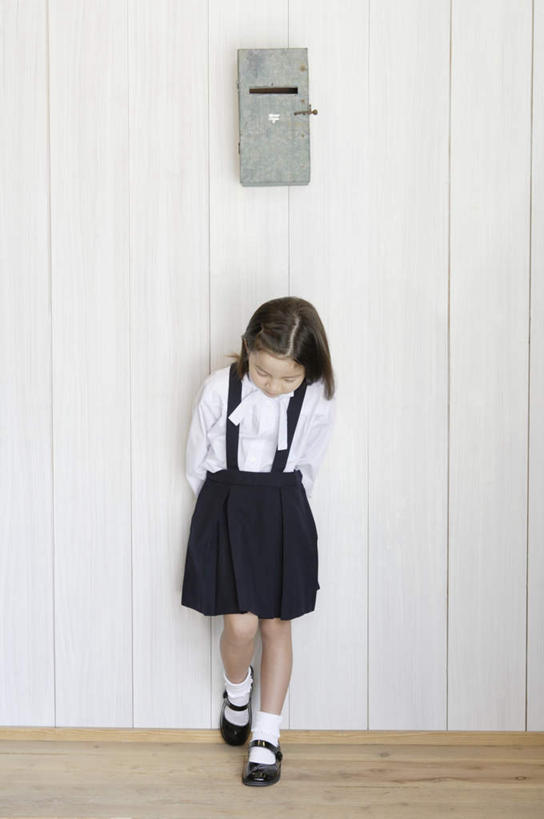 西方人,儿童,一个人,站,竖图,室内,白天,正面,裙子,纯洁,欧洲,欧洲人,仅一个女性,仅一个人,服装,传递,信息,墙,联系,注视,长裙,邮筒,邮箱,墙壁,墙面,小孩,衣服,低头,观察,看,站着,仅一个小孩,可爱,童年,童趣,联络,邮递,通信,服饰,观看,半身裙,察看,衣着,穿着,关注,邮政,童真,烂漫,无邪,背手,垂头,衣饰,天真,女孩,女人,女性,白种人,孩子,站立,彩图,全身,女生