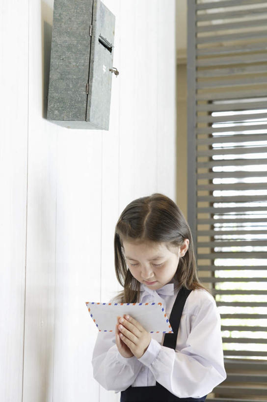 西方人,儿童,一个人,站,竖图,室内,白天,正面,裙子,纯洁,欧洲,欧洲人,仅一个女性,仅一个人,握,服装,传递,信息,墙,联系,拿,拿着,注视,长裙,邮筒,邮箱,墙壁,墙面,小孩,衣服,低头,观察,看,站着,仅一个小孩,可爱,童年,童趣,联络,握着,邮递,通信,服饰,观看,半身裙,察看,衣着,穿着,关注,邮政,童真,烂漫,无邪,垂头,衣饰,天真,女孩,女人,女性,白种人,孩子,站立,半身,彩图,女生