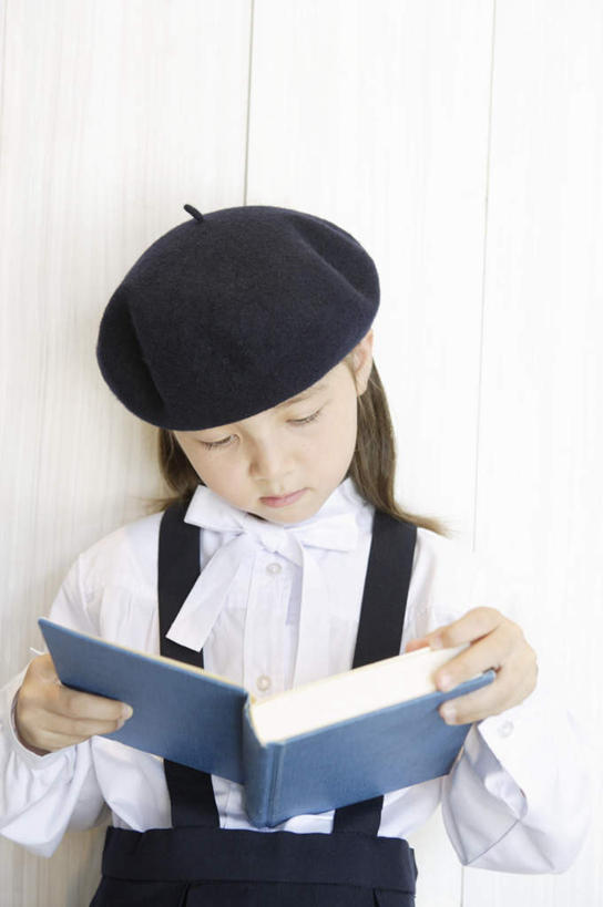 西方人,儿童,一个人,站,竖图,室内,白天,正面,纯洁,帽子,书籍,欧洲,欧洲人,仅一个女性,仅一个人,一本,握,服装,墙,拿,拿着,注视,礼帽,墙壁,墙面,小孩,衣服,观察,看,站着,仅一个小孩,可爱,童年,童趣,握着,服饰,观看,察看,衣着,穿着,关注,童真,烂漫,无邪,衣饰,天真,女孩,女人,女性,白种人,孩子,书,图书,站立,半身,彩图,女生