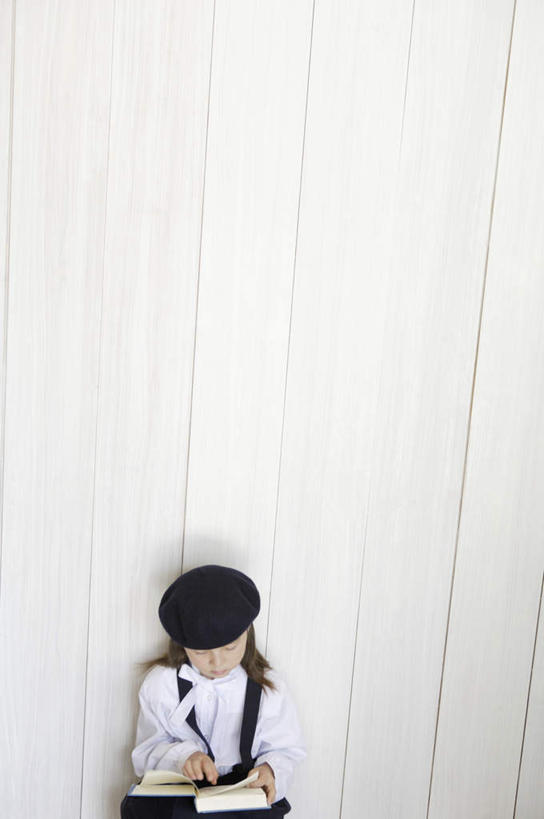 西方人,儿童,一个人,坐,竖图,俯视,室内,白天,纯洁,帽子,书籍,欧洲,欧洲人,仅一个女性,仅一个人,一本,握,服装,墙,拿,拿着,注视,礼帽,墙壁,墙面,小孩,衣服,观察,看,仅一个小孩,可爱,童年,童趣,握着,服饰,观看,察看,衣着,穿着,关注,童真,烂漫,无邪,衣饰,天真,女孩,女人,女性,白种人,孩子,书,图书,坐着,半身,彩图,高角度拍摄,女生
