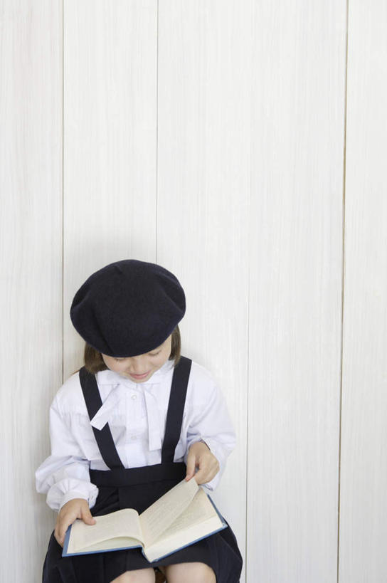 西方人,儿童,一个人,坐,竖图,俯视,室内,白天,纯洁,帽子,书籍,欧洲,欧洲人,仅一个女性,仅一个人,一本,握,服装,墙,拿,拿着,注视,礼帽,墙壁,墙面,小孩,衣服,观察,看,仅一个小孩,可爱,童年,童趣,握着,服饰,观看,察看,衣着,穿着,关注,童真,烂漫,无邪,衣饰,天真,女孩,女人,女性,白种人,孩子,书,图书,坐着,半身,彩图,高角度拍摄,女生