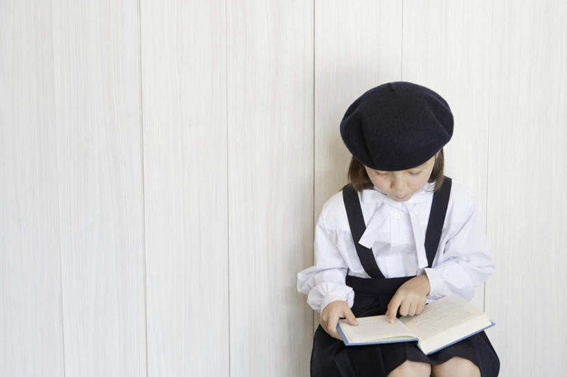 西方人,儿童,一个人,坐,横图,俯视,室内,白天,纯洁,帽子,书籍,欧洲,欧洲人,仅一个女性,仅一个人,一本,握,服装,墙,拿,拿着,注视,礼帽,墙壁,墙面,小孩,衣服,观察,看,仅一个小孩,可爱,童年,童趣,握着,服饰,观看,察看,衣着,穿着,关注,童真,烂漫,无邪,衣饰,天真,女孩,女人,女性,白种人,孩子,书,图书,坐着,半身,彩图,高角度拍摄,女生