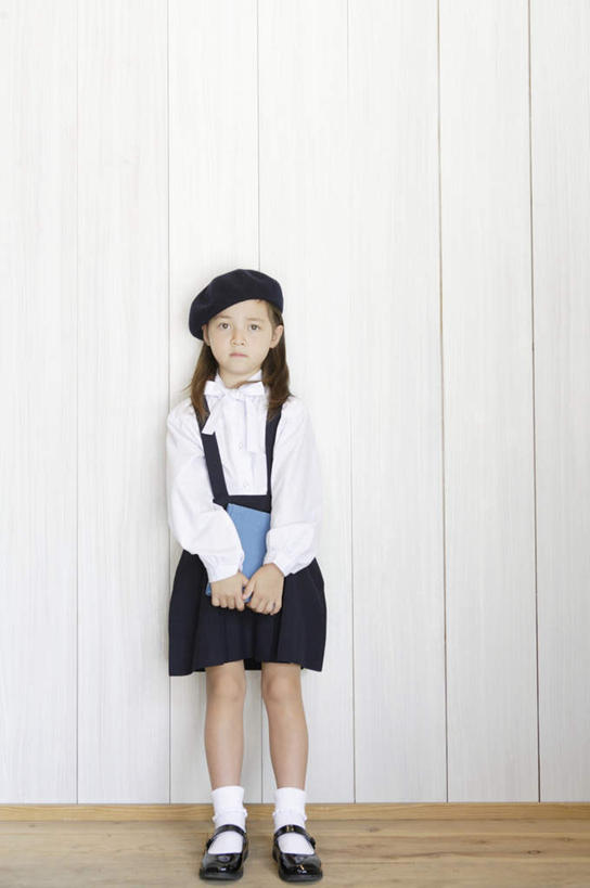 西方人,儿童,一个人,站,竖图,室内,白天,正面,裙子,纯洁,帽子,书籍,欧洲,欧洲人,仅一个女性,仅一个人,握,服装,墙,拿,拿着,注视,礼帽,长裙,墙壁,墙面,小孩,衣服,观察,看,站着,仅一个小孩,可爱,童年,童趣,握着,服饰,观看,半身裙,察看,衣着,穿着,关注,童真,烂漫,无邪,衣饰,天真,女孩,女人,女性,白种人,孩子,书,图书,站立,彩图,全身,女生