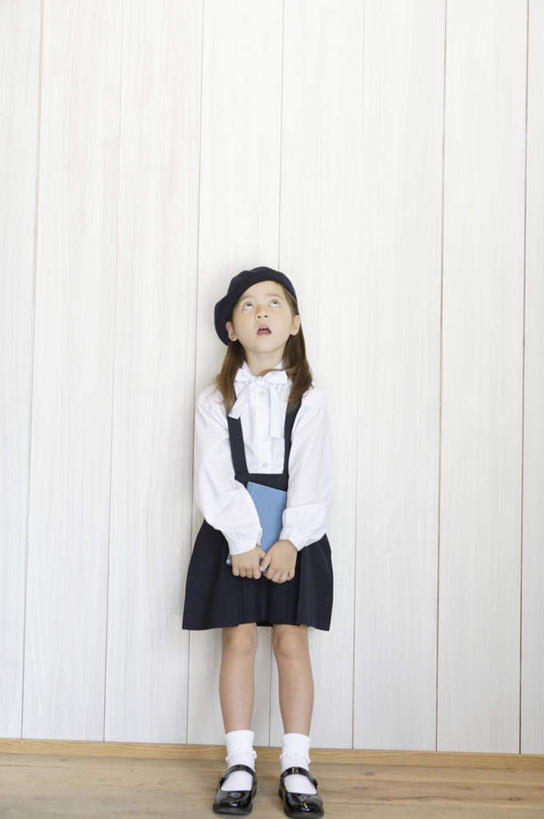 西方人,儿童,一个人,站,竖图,室内,白天,正面,裙子,纯洁,帽子,书籍,欧洲,欧洲人,仅一个女性,仅一个人,握,服装,墙,拿,拿着,注视,礼帽,长裙,墙壁,墙面,小孩,衣服,观察,看,站着,仅一个小孩,可爱,童年,童趣,握着,服饰,观看,半身裙,察看,衣着,穿着,关注,童真,烂漫,无邪,衣饰,天真,女孩,女人,女性,白种人,孩子,书,图书,站立,彩图,全身,女生