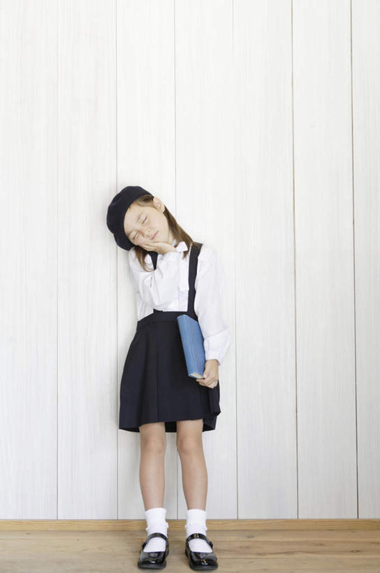 西方人,儿童,一个人,站,闭眼,竖图,室内,白天,正面,裙子,纯洁,帽子,书籍,欧洲,欧洲人,仅一个女性,仅一个人,握,服装,墙,拿,拿着,扭头,礼帽,长裙,墙壁,墙面,小孩,衣服,站着,转头,仅一个小孩,可爱,童年,童趣,握着,服饰,半身裙,衣着,穿着,童真,烂漫,无邪,衣饰,天真,女孩,女人,女性,白种人,孩子,书,图书,闭眼睛,闭着眼,闭着眼睛,站立,彩图,全身,女生