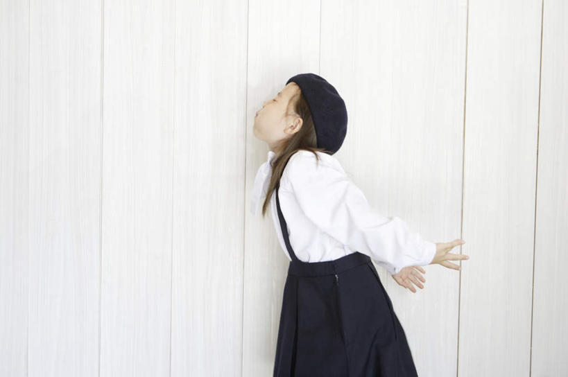 西方人,儿童,嘴,一个人,站,闭眼,横图,室内,白天,侧面,裙子,纯洁,帽子,欧洲,欧洲人,仅一个女性,仅一个人,服装,墙,礼帽,长裙,墙壁,墙面,小孩,衣服,嘟嘴,站着,仅一个小孩,撅嘴,可爱,童年,童趣,服饰,半身裙,衣着,穿着,童真,烂漫,无邪,衣饰,天真,女孩,女人,女性,白种人,孩子,嘴巴,嘴唇,闭眼睛,闭着眼,闭着眼睛,站立,半身,彩图,女生