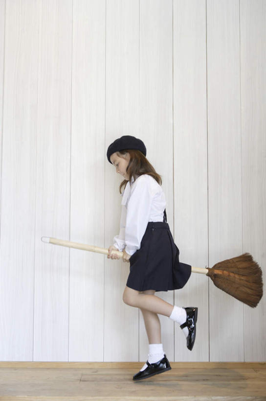 西方人,儿童,一个人,站,竖图,室内,白天,侧面,裙子,纯洁,帽子,欧洲,欧洲人,仅一个女性,仅一个人,一把,握,服装,工具,扫帚,墙,拿,拿着,注视,礼帽,长裙,墙壁,墙面,小孩,衣服,观察,看,清洁,站着,仅一个小孩,可爱,童年,童趣,握着,服饰,观看,半身裙,扫把,察看,卫生,衣着,穿着,关注,保洁,童真,烂漫,无邪,笤帚,衣饰,天真,女孩,女人,女性,白种人,孩子,站立,彩图,全身,女生