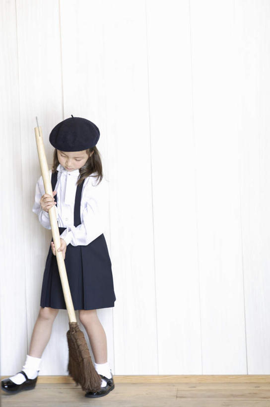 西方人,儿童,一个人,站,竖图,室内,白天,正面,裙子,纯洁,帽子,欧洲,欧洲人,仅一个女性,仅一个人,一把,握,服装,工具,扫帚,墙,拿,拿着,注视,礼帽,长裙,墙壁,墙面,小孩,衣服,低头,观察,看,清洁,站着,仅一个小孩,可爱,童年,童趣,握着,服饰,观看,半身裙,扫把,察看,卫生,衣着,穿着,关注,保洁,童真,烂漫,无邪,笤帚,垂头,衣饰,天真,女孩,女人,女性,白种人,孩子,站立,彩图,全身,女生