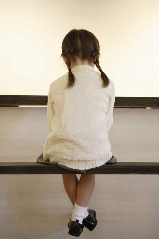 西方人,儿童,一个人,坐,竖图,室内,白天,纯洁,椅子,欧洲,欧洲人,仅一个女性,仅一个人,服装,木椅,小孩,背面,衣服,仅一个小孩,可爱,童年,童趣,服饰,衣着,穿着,童真,烂漫,无邪,衣饰,天真,女孩,女人,女性,白种人,孩子,坐着,彩图,全身,女生