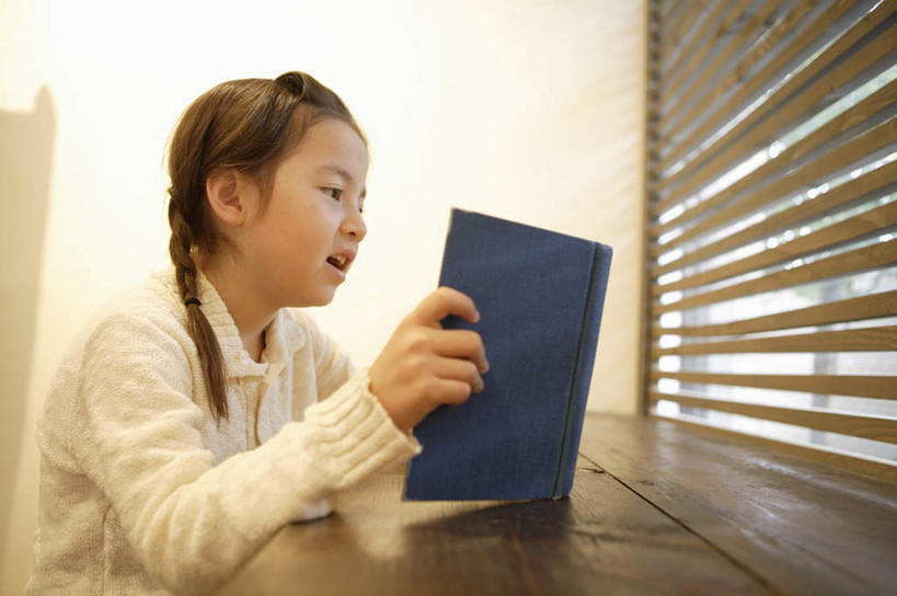 西方人,儿童,一个人,坐,横图,室内,白天,侧面,纯洁,窗户,桌子,书籍,欧洲,欧洲人,仅一个女性,仅一个人,一本,握,服装,百叶窗,墙,拿,拿着,注视,休闲装,书桌,墙壁,墙面,小孩,衣服,课桌,观察,看,仅一个小孩,休闲,休闲服,可爱,童年,童趣,握着,服饰,观看,察看,关注,童真,烂漫,无邪,天真,女孩,女人,女性,白种人,孩子,书,图书,坐着,半身,彩图,女生