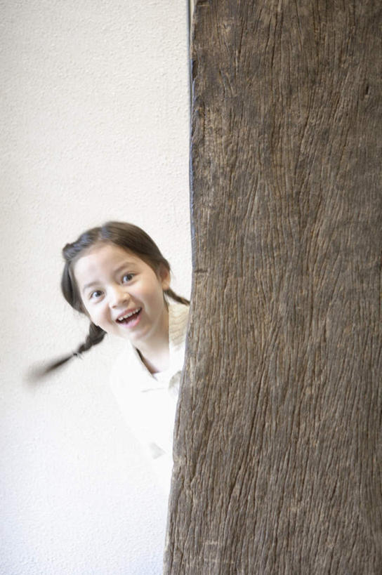 西方人,儿童,一个人,站,笑,微笑,露齿笑,竖图,室内,白天,正面,纯洁,欧洲,欧洲人,仅一个女性,仅一个人,服装,墙,注视,墙壁,墙面,小孩,衣服,观察,看,站着,仅一个小孩,可爱,童年,童趣,服饰,观看,察看,衣着,穿着,关注,童真,烂漫,无邪,衣饰,天真,女孩,女人,女性,白种人,孩子,站立,半身,彩图,女生