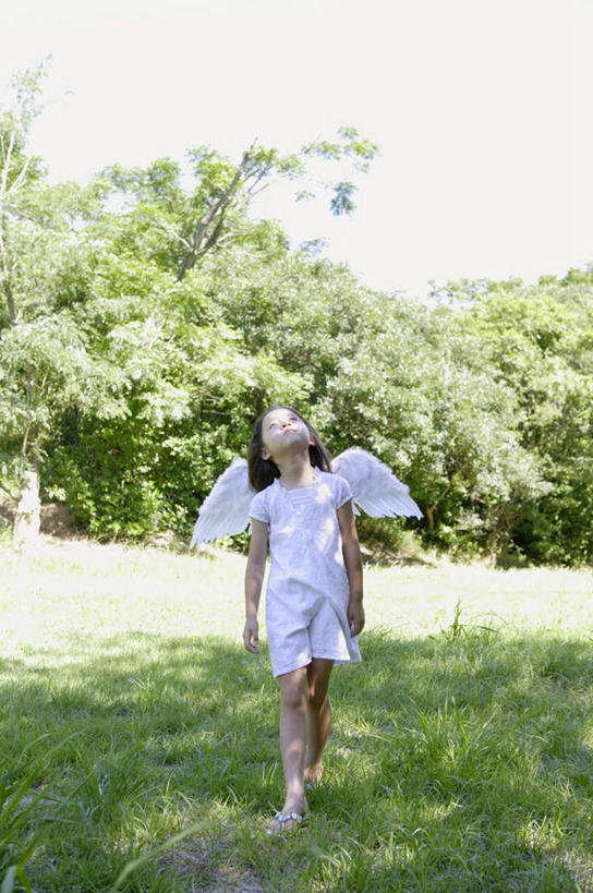 西方人,儿童,一个人,站,竖图,室外,白天,正面,纯洁,草地,草坪,植物,欧洲,欧洲人,仅一个女性,仅一个人,天使,阴影,服装,光线,翅膀,影子,注视,草,树,树木,小孩,衣服,绿色,阳光,自然,观察,看,站着,仅一个小孩,可爱,童年,童趣,服饰,生长,成长,观看,察看,神圣,衣着,穿着,关注,善良,童真,信徒,烂漫,无邪,使者,衣饰,圣洁,天真,女孩,女人,女性,白种人,孩子,抬头,仰头,站立,彩图,全身,女生