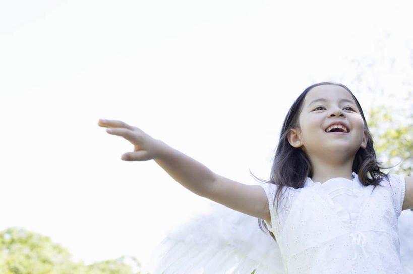 西方人,儿童,一个人,站,伸展双臂,笑,微笑,露齿笑,横图,室外,白天,仰视,纯洁,草地,草坪,植物,欧洲,欧洲人,仅一个女性,仅一个人,天使,阴影,服装,光线,翅膀,影子,注视,草,树,树木,小孩,衣服,绿色,阳光,自然,观察,看,站着,仅一个小孩,可爱,童年,童趣,服饰,生长,成长,观看,察看,神圣,衣着,穿着,关注,善良,童真,信徒,烂漫,无邪,使者,衣饰,圣洁,天真,女孩,女人,女性,白种人,孩子,敞开双臂,伸开双臂,展开双肩,站立,张开手臂,张开双臂,半身,彩图,低角度拍摄,女生