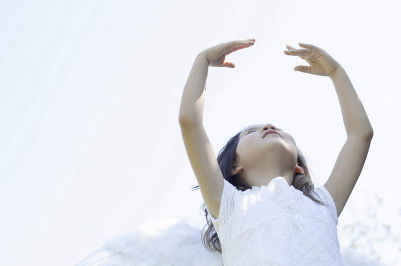 西方人,儿童,一个人,站,举,横图,室外,白天,仰视,纯洁,欧洲,欧洲人,仅一个女性,仅一个人,天使,阴影,服装,光线,翅膀,影子,注视,小孩,衣服,阳光,观察,看,托,站着,仅一个小孩,可爱,童年,童趣,服饰,观看,察看,神圣,衣着,穿着,关注,善良,童真,信徒,烂漫,无邪,使者,衣饰,圣洁,天真,女孩,女人,女性,白种人,孩子,举起,举手,举着,抬头,向上举,向上伸,向上托,仰头,站立,半身,彩图,低角度拍摄,女生