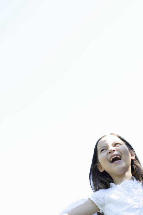 西方人,儿童,一个人,站,笑,大笑,竖图,室外,白天,仰视,兴奋,纯洁,欧洲,欧洲人,仅一个女性,仅一个人,阴影,服装,光线,影子,注视,小孩,衣服,阳光,观察,看,站着,张嘴,仅一个小孩,可爱,童年,童趣,服饰,观看,察看,衣着,穿着,关注,张大嘴巴,童真,烂漫,无邪,哈哈大笑,衣饰,天真,女孩,女人,女性,白种人,孩子,张开嘴,站立,半身,彩图,低角度拍摄,高兴,狂笑,女生