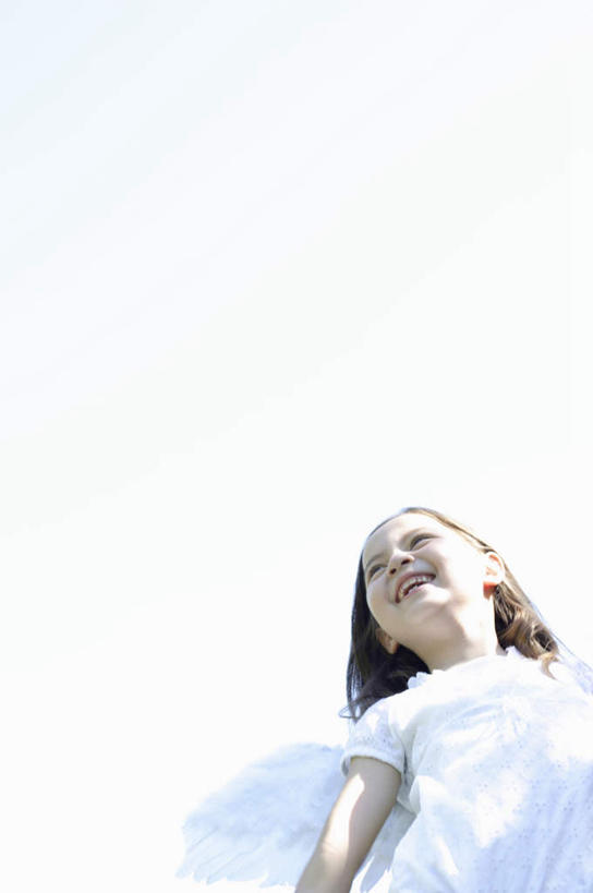 西方人,儿童,一个人,站,笑,微笑,露齿笑,竖图,室外,白天,仰视,纯洁,欧洲,欧洲人,仅一个女性,仅一个人,天使,阴影,服装,光线,翅膀,影子,注视,小孩,衣服,阳光,观察,看,站着,仅一个小孩,可爱,童年,童趣,服饰,观看,察看,神圣,衣着,穿着,关注,善良,童真,信徒,烂漫,无邪,使者,衣饰,圣洁,天真,女孩,女人,女性,白种人,孩子,站立,半身,彩图,低角度拍摄,女生