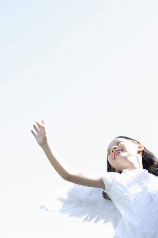 西方人,儿童,一个人,站,举,笑,微笑,露齿笑,竖图,室外,白天,仰视,纯洁,欧洲,欧洲人,仅一个女性,仅一个人,天使,阴影,服装,光线,翅膀,影子,注视,小孩,衣服,阳光,观察,看,托,站着,仅一个小孩,可爱,童年,童趣,服饰,观看,察看,神圣,衣着,穿着,关注,善良,童真,信徒,烂漫,无邪,使者,衣饰,圣洁,天真,女孩,女人,女性,白种人,孩子,举起,举手,举着,向上举,向上伸,向上托,站立,半身,彩图,低角度拍摄,女生