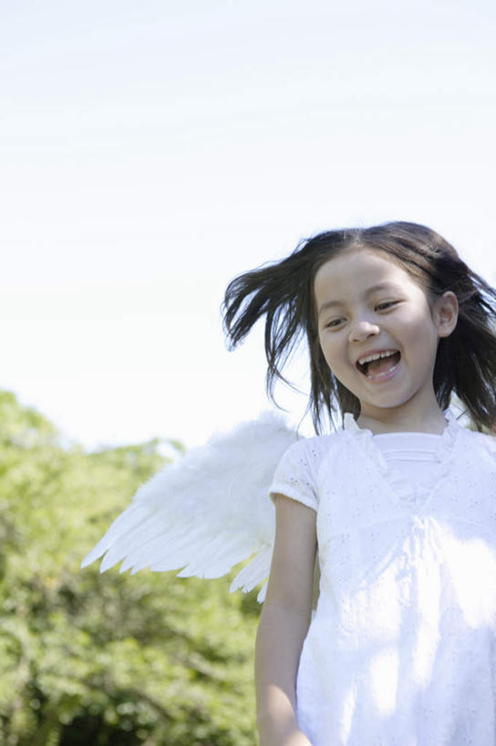 西方人,儿童,一个人,站,笑,微笑,露齿笑,竖图,室外,白天,正面,纯洁,树林,植物,欧洲,欧洲人,仅一个女性,仅一个人,天使,阴影,服装,光线,翅膀,影子,注视,树,树木,小孩,衣服,绿色,阳光,自然,观察,看,站着,仅一个小孩,可爱,童年,童趣,服饰,生长,成长,观看,察看,神圣,衣着,穿着,关注,善良,童真,信徒,烂漫,无邪,使者,衣饰,圣洁,天真,女孩,女人,女性,白种人,孩子,站立,半身,彩图,女生