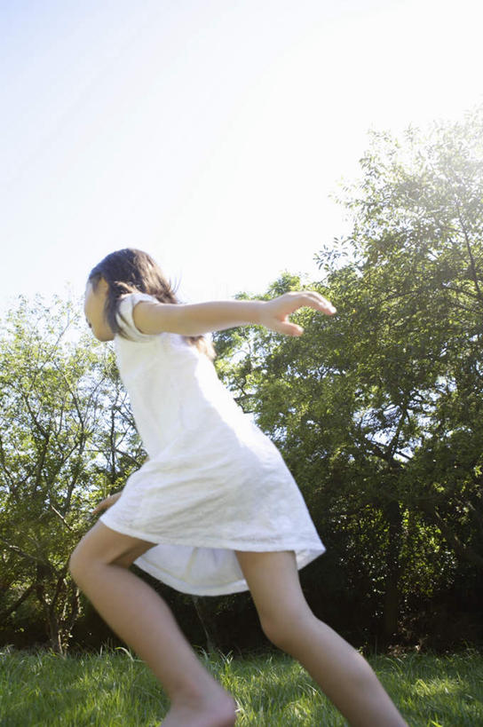 西方人,儿童,一个人,跑,竖图,室外,白天,仰视,锻炼,纯洁,运动,草地,草坪,植物,欧洲,欧洲人,仅一个女性,仅一个人,阴影,服装,光线,影子,草,树,树木,小孩,衣服,绿色,阳光,自然,仅一个小孩,可爱,童年,童趣,服饰,生长,成长,衣着,穿着,童真,烂漫,无邪,衣饰,体育,天真,女孩,女人,女性,白种人,孩子,跑步,半身,彩图,低角度拍摄,健身,女生