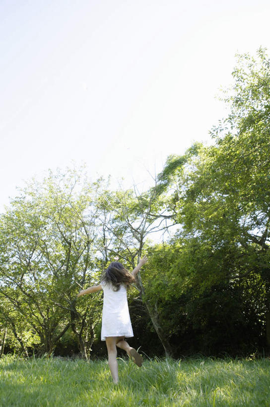 西方人,儿童,一个人,跑,竖图,室外,白天,锻炼,纯洁,运动,草地,草坪,植物,欧洲,欧洲人,仅一个女性,仅一个人,阴影,服装,光线,影子,草,树,树木,小孩,背面,衣服,绿色,阳光,自然,仅一个小孩,可爱,童年,童趣,服饰,生长,成长,衣着,穿着,童真,烂漫,无邪,衣饰,体育,天真,女孩,女人,女性,白种人,孩子,跑步,彩图,全身,健身,女生