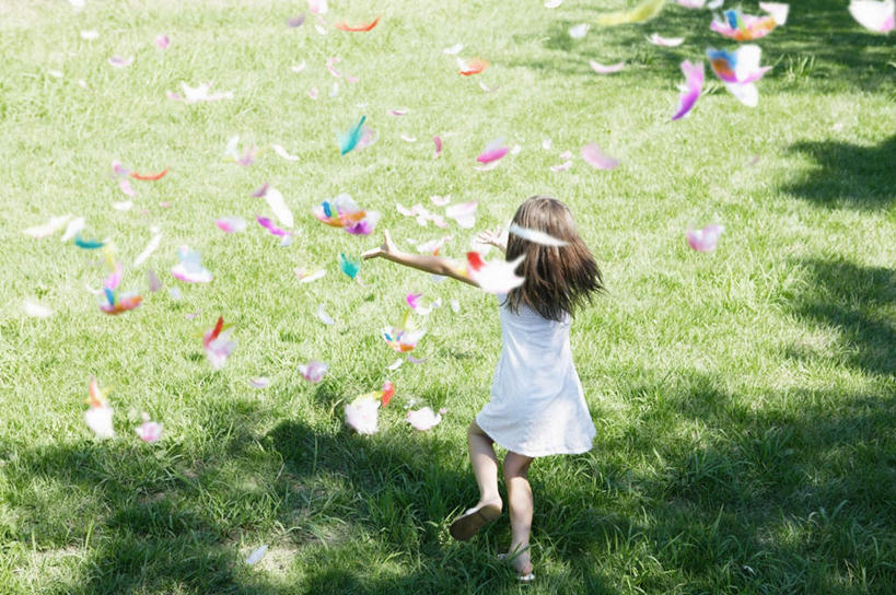 西方人,儿童,一个人,跑,投,伸展双臂,横图,俯视,室外,白天,锻炼,纯洁,运动,草地,草坪,植物,羽毛,欧洲,欧洲人,仅一个女性,仅一个人,许多,阴影,服装,轻盈,柔软,光线,影子,很多,草,小孩,衣服,绿色,阳光,仅一个小孩,可爱,童年,童趣,服饰,衣着,穿着,童真,烂漫,无邪,轻柔,衣饰,体育,天真,女孩,女人,女性,白种人,孩子,敞开双臂,抛,跑步,扔,撒,伸开双臂,展开双肩,张开手臂,张开双臂,掷,彩图,高角度拍摄,全身,健身,女生