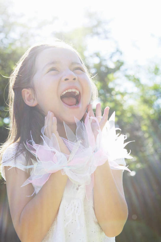 西方人,儿童,一个人,站,竖图,室外,白天,仰视,纯洁,植物,羽毛,欧洲,欧洲人,仅一个女性,仅一个人,阴影,服装,朦胧,模糊,轻盈,柔软,光线,影子,大喊,注视,树,树木,小孩,衣服,绿色,阳光,自然,观察,看,站着,张嘴,仅一个小孩,可爱,童年,童趣,服饰,生长,成长,观看,大叫,察看,衣着,穿着,关注,张大嘴巴,童真,烂漫,无邪,轻柔,大呼,衣饰,天真,女孩,女人,女性,白种人,孩子,张开嘴,站立,半身,彩图,低角度拍摄,女生