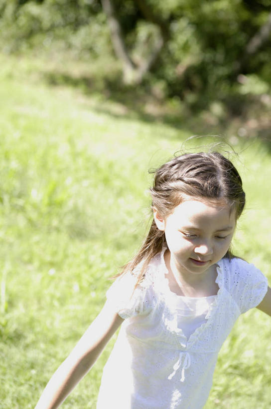 西方人,儿童,一个人,走,笑,微笑,露齿笑,竖图,俯视,室外,白天,纯洁,草地,草坪,植物,欧洲,欧洲人,仅一个女性,仅一个人,阴影,服装,光线,影子,注视,草,树,树木,小孩,衣服,绿色,阳光,自然,观察,看,仅一个小孩,可爱,童年,童趣,服饰,生长,成长,观看,察看,衣着,穿着,关注,童真,烂漫,无邪,衣饰,天真,女孩,女人,女性,白种人,孩子,步行,散步,走路,半身,彩图,高角度拍摄,女生