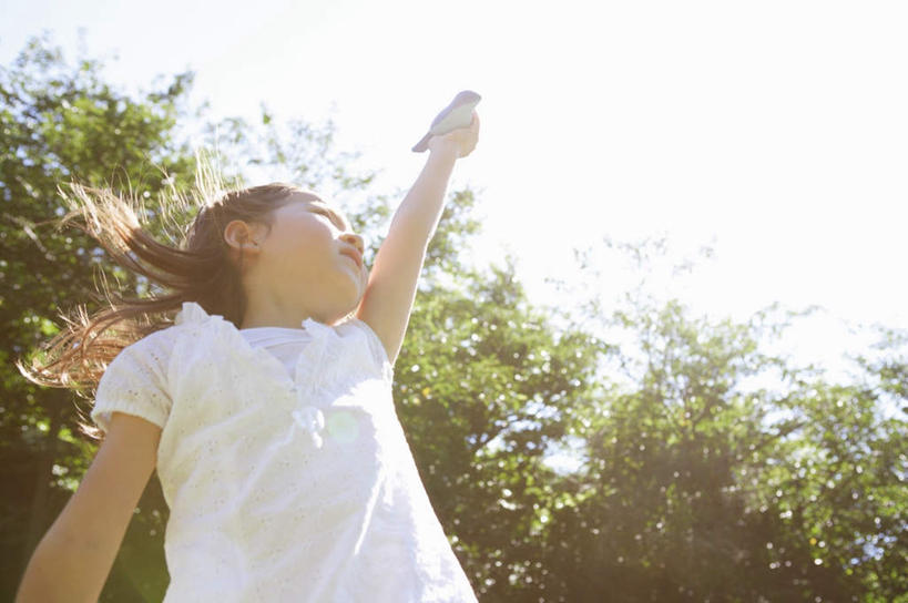 西方人,儿童,一个人,站,举,横图,室外,白天,仰视,纯洁,植物,鸟,欧洲,欧洲人,仅一个女性,仅一个人,阴影,服装,光线,鸟类,影子,注视,树,树木,一只,小孩,衣服,绿色,阳光,自然,观察,看,托,站着,仅一个小孩,可爱,童年,童趣,服饰,生长,成长,观看,察看,衣着,穿着,关注,童真,烂漫,无邪,衣饰,天真,女孩,女人,女性,白种人,孩子,举起,举手,举着,向上举,向上伸,向上托,站立,半身,彩图,低角度拍摄,女生