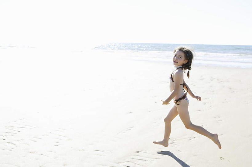 西方人,儿童,一个人,走,横图,室外,白天,侧面,泳装,比基尼,纯洁,海浪,海洋,沙滩,欧洲,欧洲人,仅一个女性,仅一个人,阴影,光线,沙子,影子,海岸,浪花,水平线,辽阔,海平线,沙地,扭头,注视,小孩,蓝色,蓝天,天空,阳光,海水,天,观察,看,转头,仅一个小孩,广阔,可爱,童年,童趣,晴朗,观看,一望无际,察看,关注,海景,童真,烂漫,无邪,万里无云,无边无际,一马平川,天真,女孩,女人,女性,白种人,孩子,大海,风浪,海,海水的波动,海滩,近岸浪,涌浪,晴空,晴空万里,步行,散步,走路,彩图,全身,三点式,泳衣,水天相接,水天一线,女生