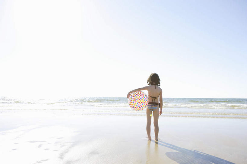 西方人,儿童,一个人,站,横图,室外,白天,泳装,比基尼,纯洁,海浪,海洋,沙滩,欧洲,欧洲人,仅一个女性,仅一个人,握,阴影,光线,沙子,影子,海岸,浪花,水平线,辽阔,海平线,沙地,拿,拿着,运动器械,球,小孩,背面,蓝色,蓝天,天空,阳光,海水,天,站着,仅一个小孩,广阔,健身器械,可爱,童年,童趣,握着,晴朗,一望无际,健身器材,海景,童真,烂漫,无邪,万里无云,无边无际,一马平川,天真,女孩,女人,女性,白种人,孩子,大海,风浪,海,海水的波动,海滩,近岸浪,涌浪,晴空,晴空万里,站立,彩图,全身,三点式,泳衣,水天相接,水天一线,运动器材,女生