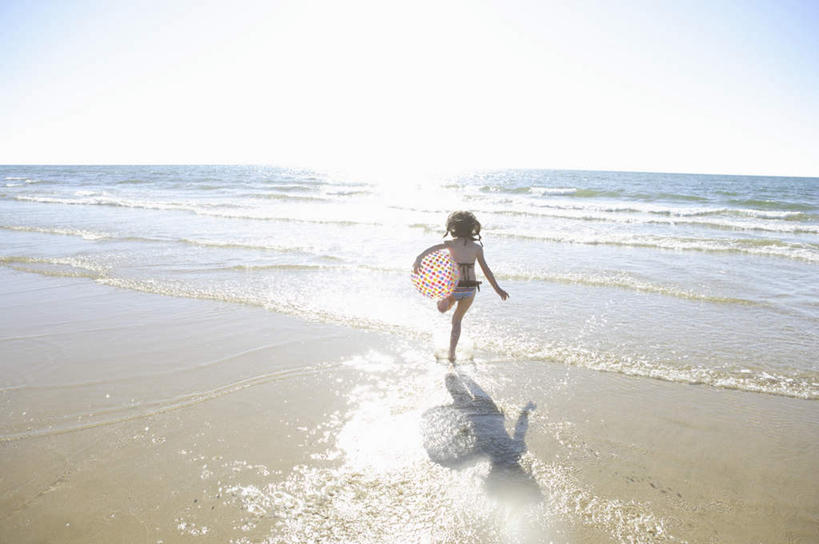 西方人,儿童,一个人,跑,横图,室外,白天,泳装,比基尼,锻炼,纯洁,运动,海浪,海洋,沙滩,水,欧洲,欧洲人,仅一个女性,仅一个人,握,阴影,飞溅,溅,光线,沙子,液体,影子,海岸,浪花,水滴,水平线,辽阔,海平线,沙地,拿,拿着,运动器械,球,水珠,小孩,背面,蓝色,蓝天,天空,阳光,海水,天,仅一个小孩,广阔,健身器械,可爱,童年,童趣,握着,晴朗,一望无际,喷洒,健身器材,海景,童真,烂漫,无邪,万里无云,无边无际,一马平川,体育,天真,女孩,女人,女性,白种人,孩子,大海,风浪,海,海水的波动,海滩,近岸浪,涌浪,晴空,晴空万里,跑步,彩图,全身,三点式,泳衣,健身,水天相接,水天一线,运动器材,女生