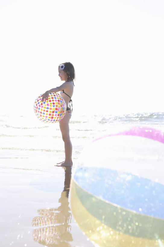 西方人,儿童,一个人,站,竖图,室外,白天,侧面,泳装,比基尼,纯洁,海浪,海洋,沙滩,欧洲,欧洲人,仅一个女性,仅一个人,握,阴影,光线,沙子,影子,海岸,浪花,沙地,拿,拿着,运动器械,球,小孩,蓝色,蓝天,天空,阳光,海水,天,站着,仅一个小孩,健身器械,可爱,童年,童趣,握着,晴朗,健身器材,海景,童真,烂漫,无邪,万里无云,天真,女孩,女人,女性,白种人,孩子,大海,风浪,海,海水的波动,海滩,近岸浪,涌浪,晴空,晴空万里,站立,彩图,全身,三点式,泳衣,运动器材,女生