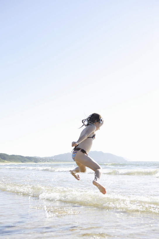 西方人,儿童,一个人,跳,竖图,室外,白天,侧面,泳装,比基尼,纯洁,海浪,海洋,沙滩,欧洲,欧洲人,仅一个女性,仅一个人,阴影,光线,沙子,影子,海岸,浪花,沙地,半空,注视,小孩,蓝色,蓝天,天空,阳光,海水,天,观察,看,仅一个小孩,可爱,童年,童趣,晴朗,观看,察看,关注,海景,童真,烂漫,无邪,万里无云,天真,女孩,女人,女性,白种人,孩子,大海,风浪,海,海水的波动,海滩,近岸浪,涌浪,晴空,晴空万里,跳跃,彩图,全身,三点式,泳衣,女生