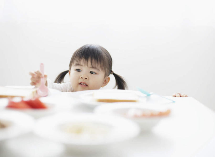 东方人,儿童,一个人,横图,室内,白天,正面,纯洁,餐桌,桌子,餐具,亚洲,仅一个女性,仅一个人,许多,握,朦胧,模糊,碟子,盘,勺子,陶瓷,陶瓷制品,很多,拿,拿着,注视,黄种人,小孩,盘子,容器,调羹,碟,汤匙,碗,观察,看,仅一个小孩,可爱,童年,童趣,握着,餐台,观看,储藏,察看,储存,关注,童真,烂漫,无邪,天真,女孩,女人,女性,亚洲人,孩子,半身,彩图,贮存,女生